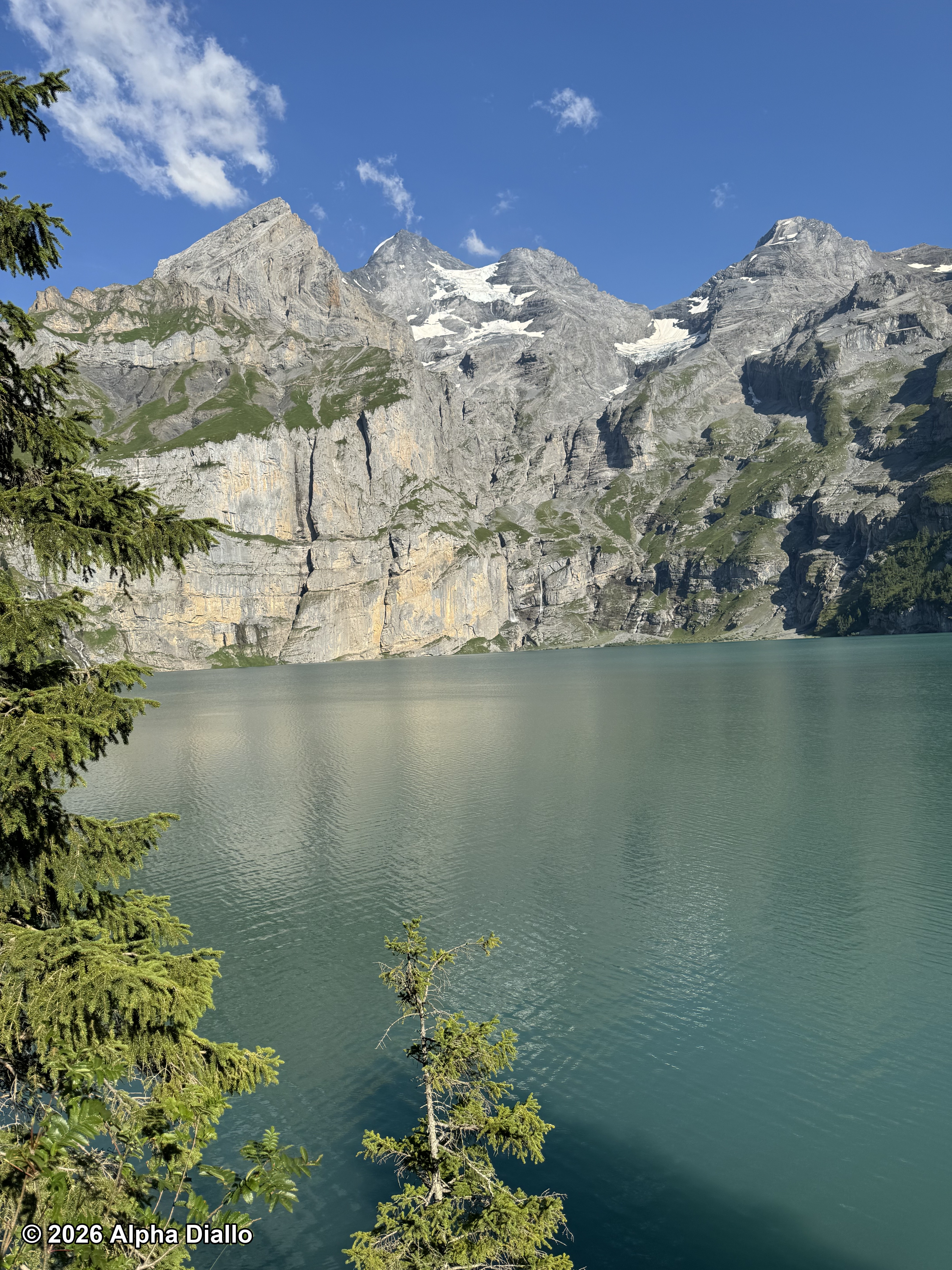 Le lac d'Oschinen apparaît comme une récompense après une belle randonnée
